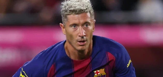 ليفاندوفسكي يقترب من العودة لتشكيل برشلونة أمام ليفانتي